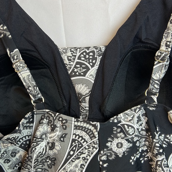 St John’s Bay Black & White SZ 12 1 Piece Halter Bathing Suit Adjustable Straps - Picture 4 of 8